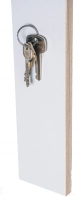 Weißes Schlüsselboard von Nils Holger Moormann mit Schlüsselbund aus Metall. Schlüsselaufbewahrung für den Eingangsbereich.